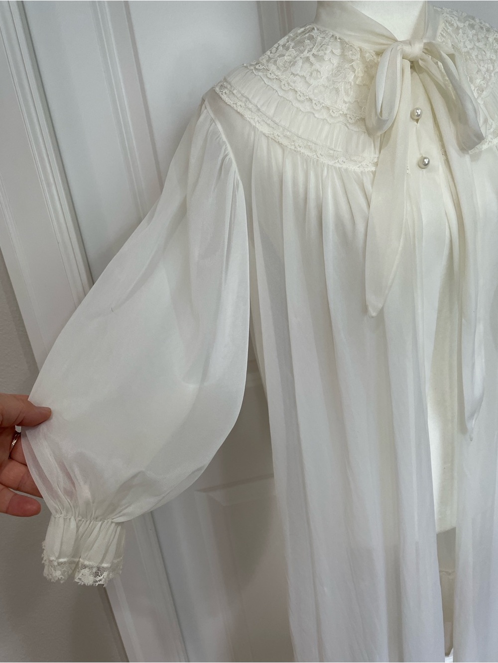 Nylon Peignoir Medium Lace 3/4 Sleeve Smocked Lace Semi Sheer Off White Robe VTG - Picture 5 of 9